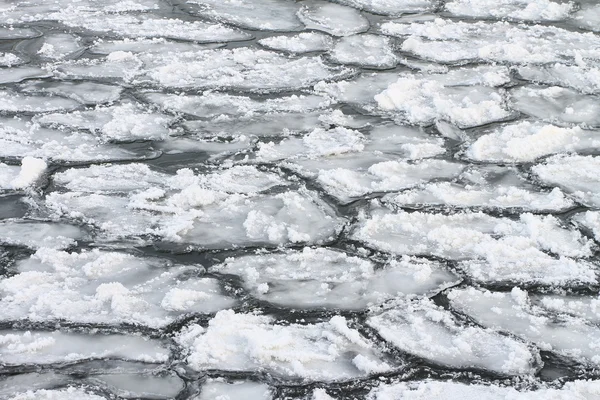 Natürlicher Hintergrund aus Eis und Schnee und Wasser auf dem Fluss — Stockfoto