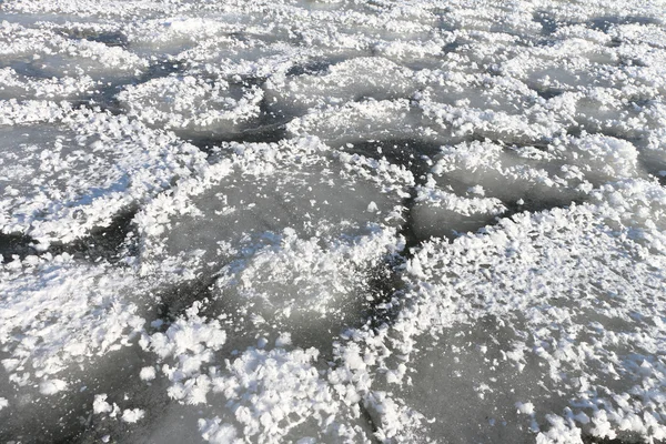 Natürlicher Hintergrund aus Eis und Schnee auf dem Fluss — Stockfoto