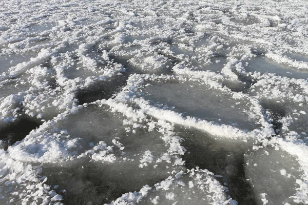 Natürlicher Hintergrund aus Eis und Schnee auf dem Fluss — Stockfoto