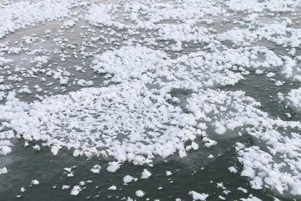 Sfondo naturale da ghiaccio e neve sul fiume — Foto Stock