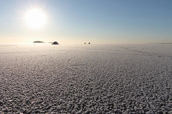 Puesta de sol en el río congelado en el otoño, Río Ob, Siberia, Russi —  Fotos de Stock