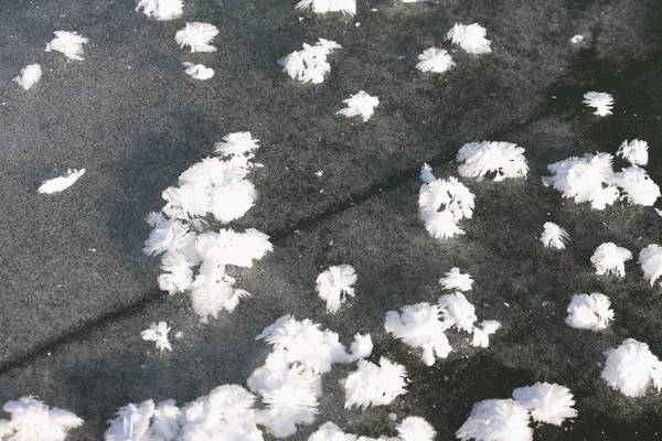 Riss auf einer Eisfläche des gefrorenen Flusses, natürlicher Hintergrund — Stockfoto