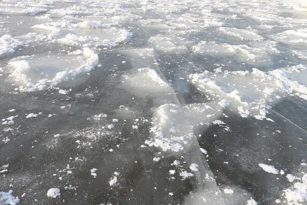 Riss auf einer Eisfläche des gefrorenen Flusses, natürlicher Hintergrund — Stockfoto