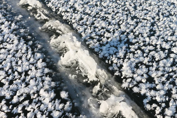 Kraken op een oppervlak van de ijs van de bevroren rivier — Stockfoto