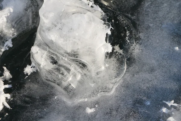 Rachadura em uma superfície de gelo do rio congelado — Fotografia de Stock