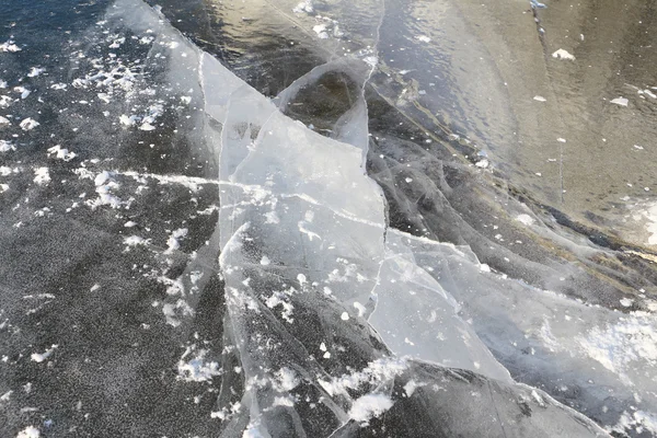 Nehrin doğal bir arka plan bir buz yüzeyinde çatlaklar — Stok fotoğraf