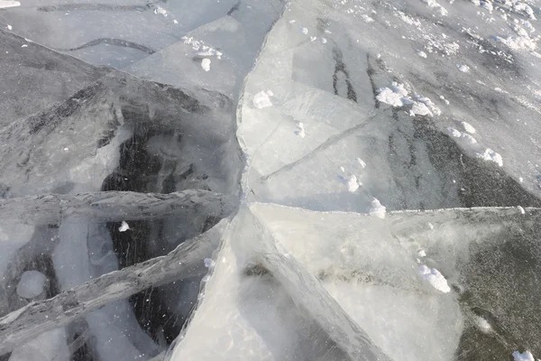 Scheuren op een ijs oppervlak van de rivier, een natuurlijke achtergrond — Stockfoto