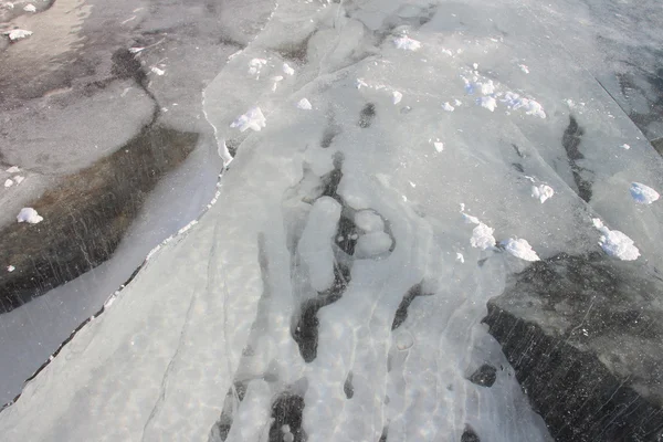 Risse auf einer Eisfläche des Flusses, ein natürlicher Hintergrund — Stockfoto