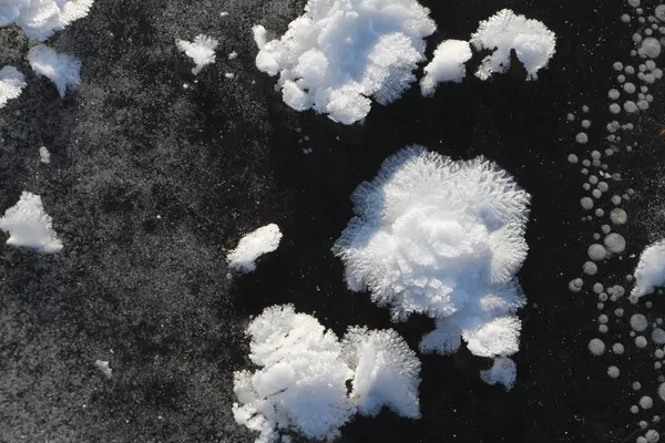 Outgrowths de Freakish de neve em gelo do rio congelado — Fotografia de Stock
