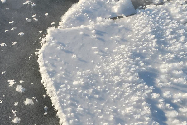 Κάλυψη χιονιού από μια αλλόκοτη μορφή στον πάγο το παγωμένο ποτάμι — Φωτογραφία Αρχείου