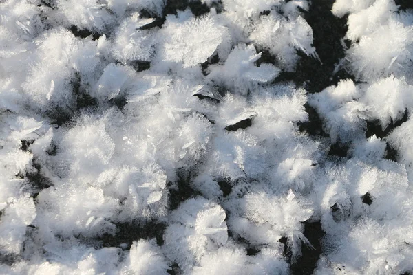 Kar örtüsü donmuş nehrin buzda kaprisli bir formunun — Stok fotoğraf