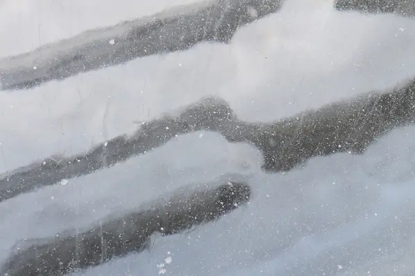 Bolhas sob gelo, formação de gelo no rio — Fotografia de Stock