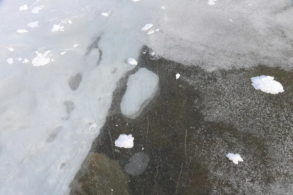 Bulles sous la glace, formation de glace sur la rivière — Photo