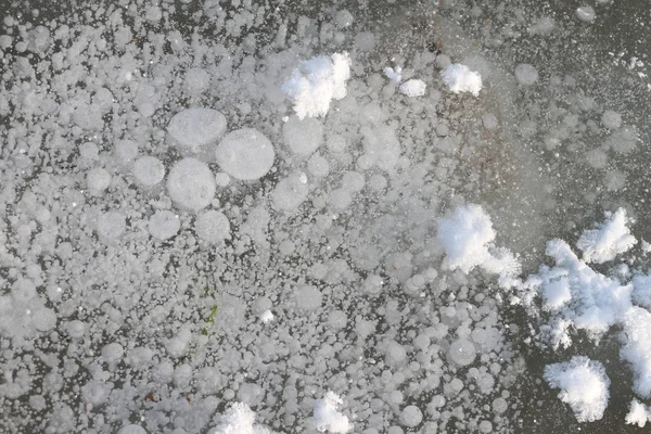Blasen unter Eis, Eisbildung auf dem Fluss — Stockfoto