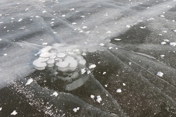 氷、川の氷の形成の下の泡 — ストック写真