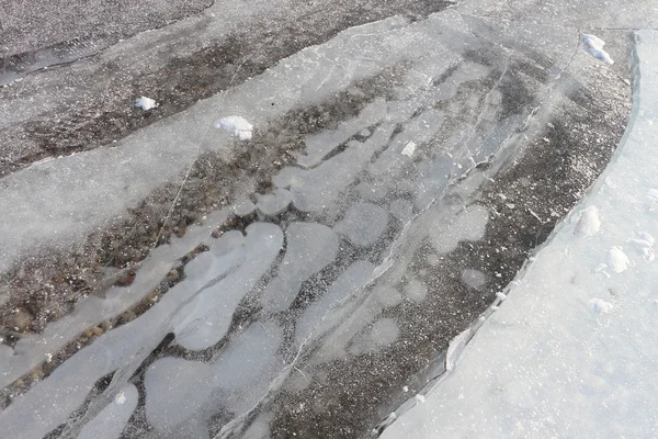 Buz, buz Nehri üzerinde oluşumu altında kabarcıklar — Stok fotoğraf