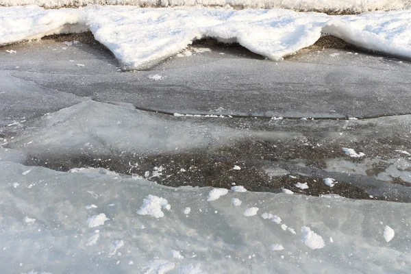 Crepe di ghiaccio sul fiume in inverno, uno sfondo naturale — Foto Stock