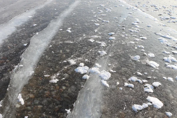 Rachaduras em gelo transparente no rio no inverno — Fotografia de Stock