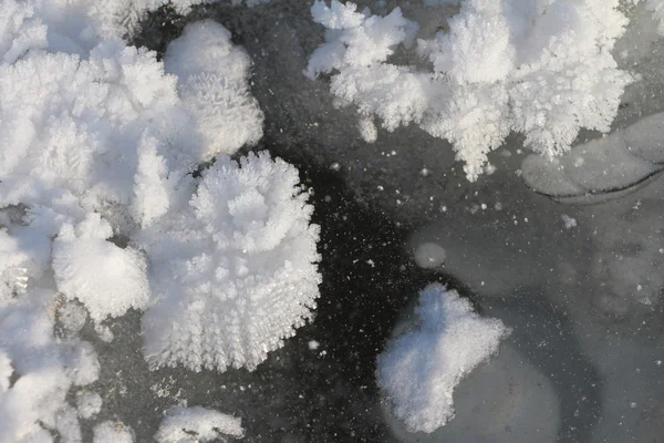 Χιόνι αλλόκοτη προεκβολών στον πάγο από τον παγωμένο ποταμό — Φωτογραφία Αρχείου