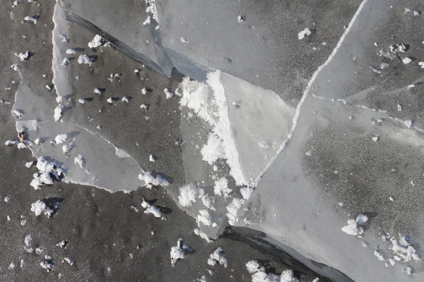 Bildandet av is på floden, en naturlig bakgrund — Stockfoto