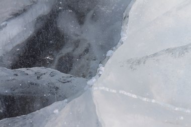Donmuş nehrin doğal bir adam bir buz yüzeye çatlamak