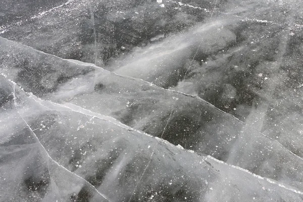얼어붙은 강, 자연 backgroun의 얼음 표면에 균열 — 스톡 사진