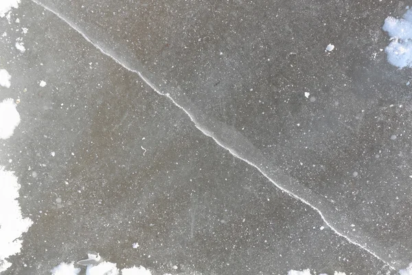 Crack sur une surface de glace de la rivière gelée, un backgroun naturel — Photo