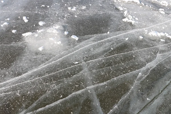 Crack su una superficie di ghiaccio del fiume congelato, un backgroun naturale — Foto Stock