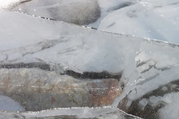Rachadura em uma superfície de gelo do rio congelado, um backgroun natural — Fotografia de Stock