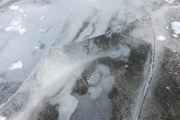 Crack sur une surface de glace de la rivière gelée, un backgroun naturel — Photo