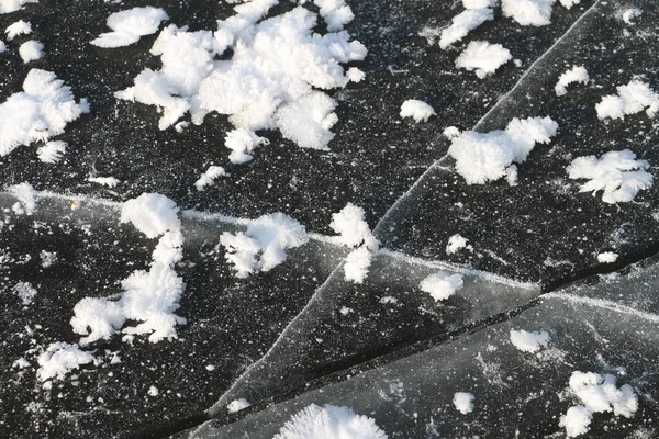 Risse auf einer Eisfläche des Flusses, ein natürlicher Hintergrund — Stockfoto