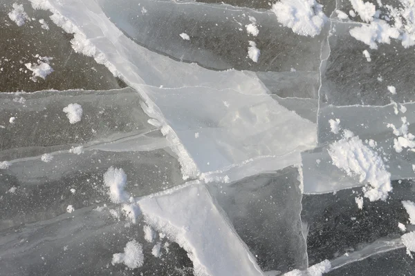 Rachaduras em uma superfície de gelo do rio, um contexto natural — Fotografia de Stock