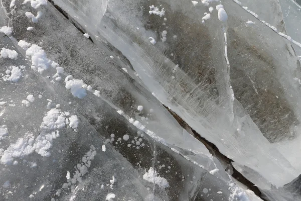 Scheuren op een ijs oppervlak van de rivier, een natuurlijke achtergrond — Stockfoto