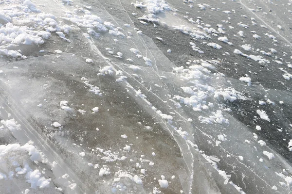 Crepe su una superficie di ghiaccio del fiume, uno sfondo naturale — Foto Stock