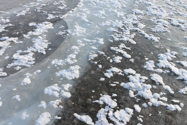Rachaduras em uma superfície de gelo do rio, um contexto natural — Fotografia de Stock