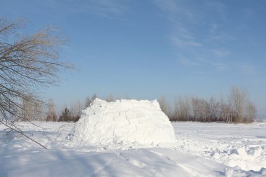 Kışın kar glade Igloo bir inşaat 