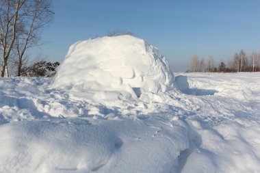 Kışın kar glade Igloo bir inşaat 