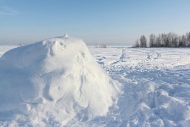 Kışın kar glade Igloo bir inşaat 