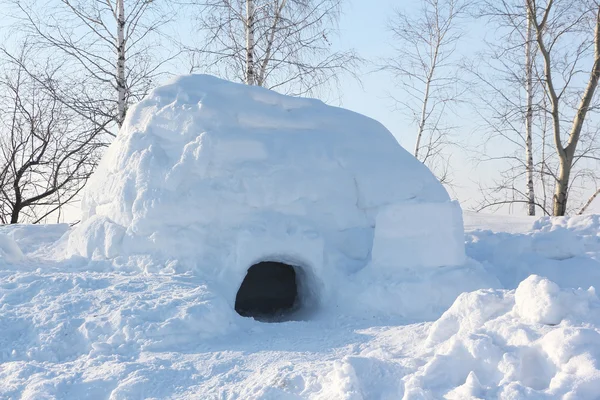 La vivienda el iglú sobre el claro de nieve en invierno al atardecer —  Fotos de Stock