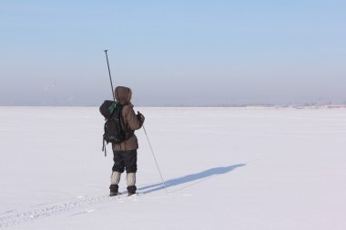 Adam nehre karda Kayak bir sırt çantası ile Gezgin