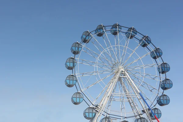 Grande roue contre le ciel bleu — Photo