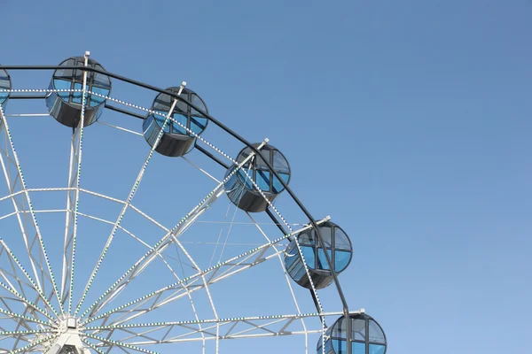 Cabanas a roda gigante contra o céu azul — Fotografia de Stock