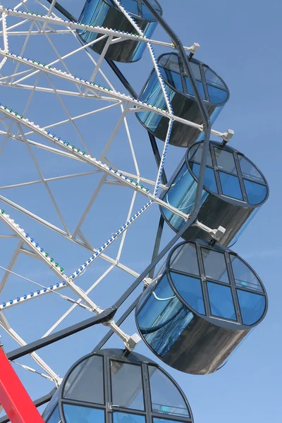 Cabines la plus grande roue contre le ciel bleu — Photo