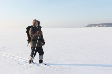 Traveller's portre kayaklar üzerinde bir kar üzerinde sakallı