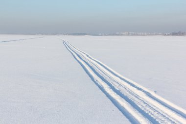 Bir kar kar yüzeyi nehrin üzerinden izlemeler