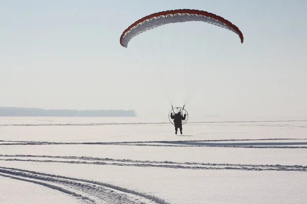 Το πρόσωπο που φέρουν σε ένα μηχανοποιημένο paraplane ενάντια σε το χιόνι — Φωτογραφία Αρχείου