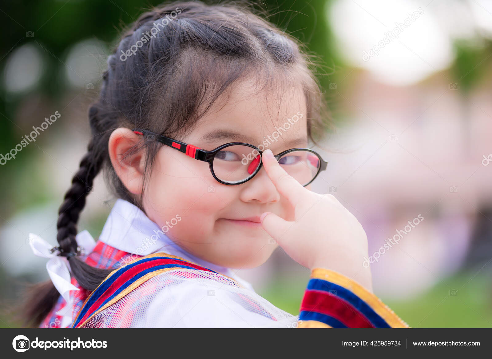 Petite Fille Jouant Avec La Cuisine De Jouet Image stock - Image du  chapeau, plaque: 73464053