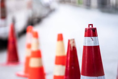 Turuncu bir trafik konisi yola yerleştirildi..