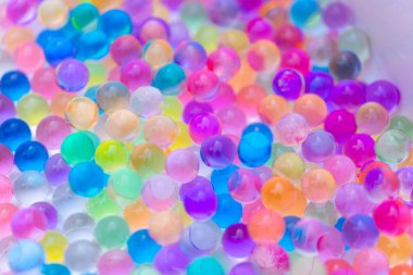 Renkli bilim toprağını kapatın. Ağaç dikmek ve saksıdaki güzellikler için kullanılır. Ya da küçük çocukların duyumlarını öğrenmek için kullanılır. Su boncuğunun renkli arka plan kavramı