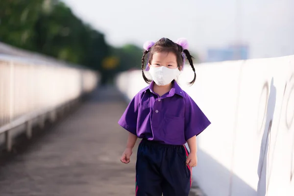 Μαθητής Που Περπατάει Στο Δρόμο Φορώντας Άσπρη Μάσκα Και Ετοιμάζεται — Φωτογραφία Αρχείου